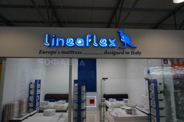 Lineaflex бутигіне көлемді әріптерден жасалған жарық жарнама  