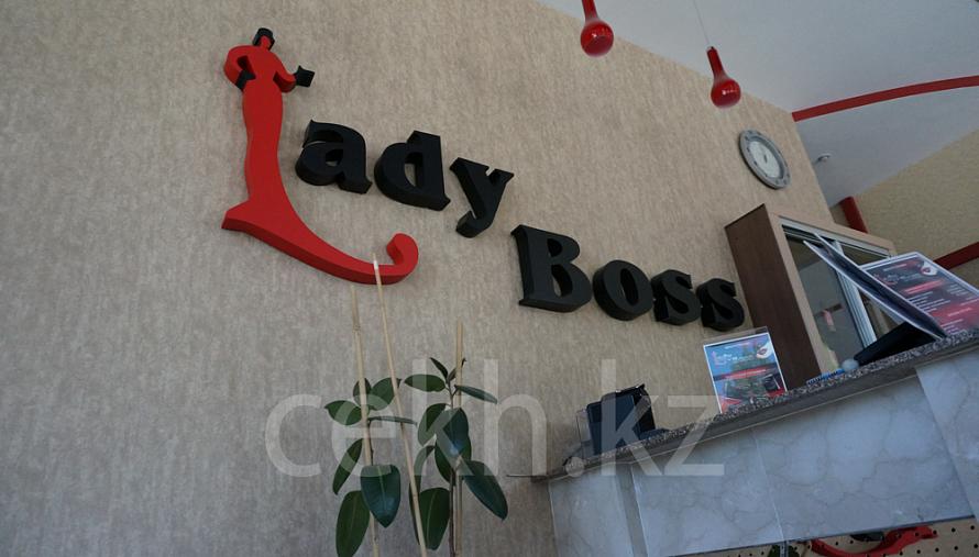 Вывеска "Lady Boss"